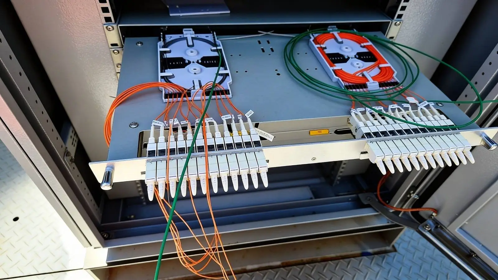 Conectorização de fibra óptica e montagem de DIO